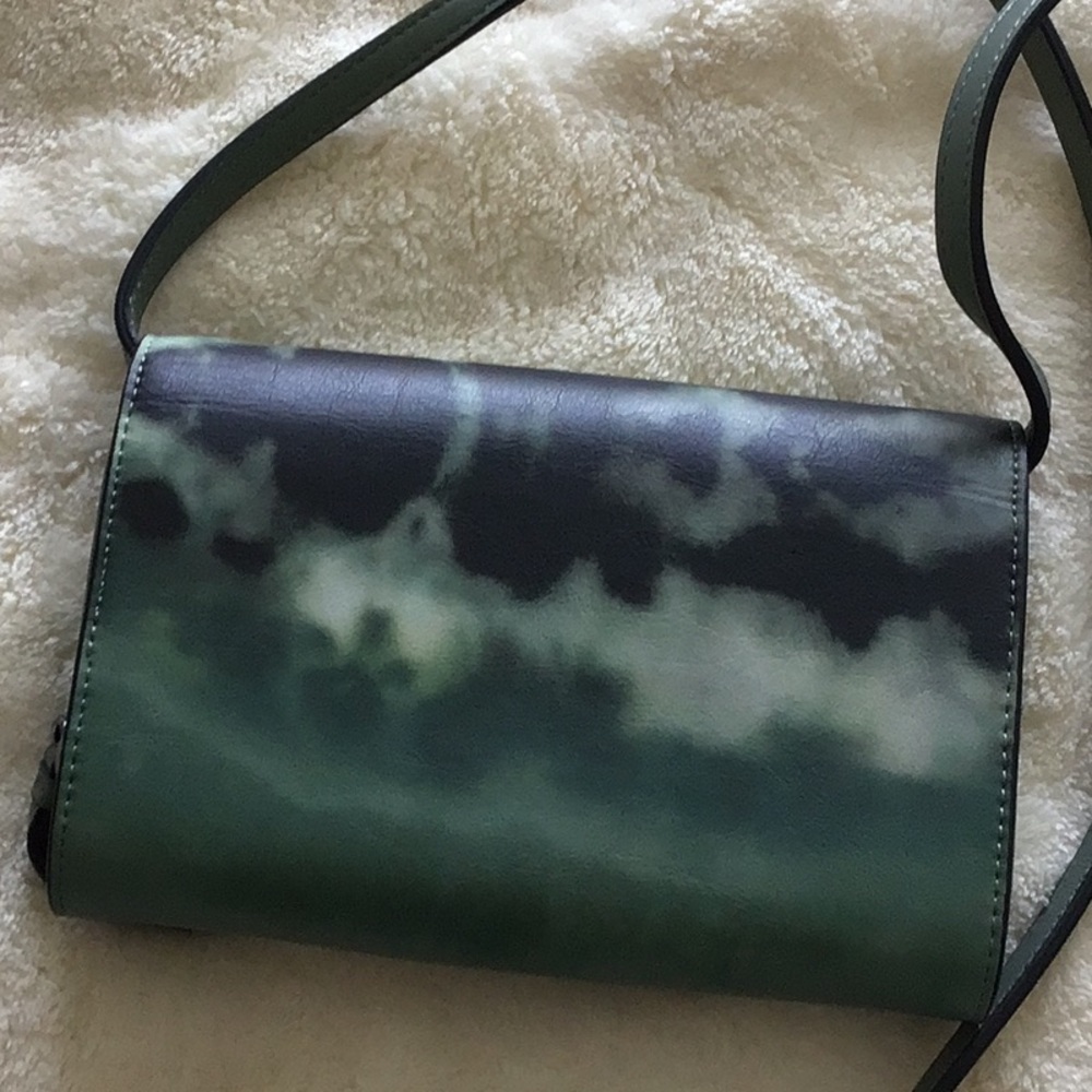 Simply Vera Vera Wang Green Crossbody Bag with Adjustable Strap - Picture 2 of 3